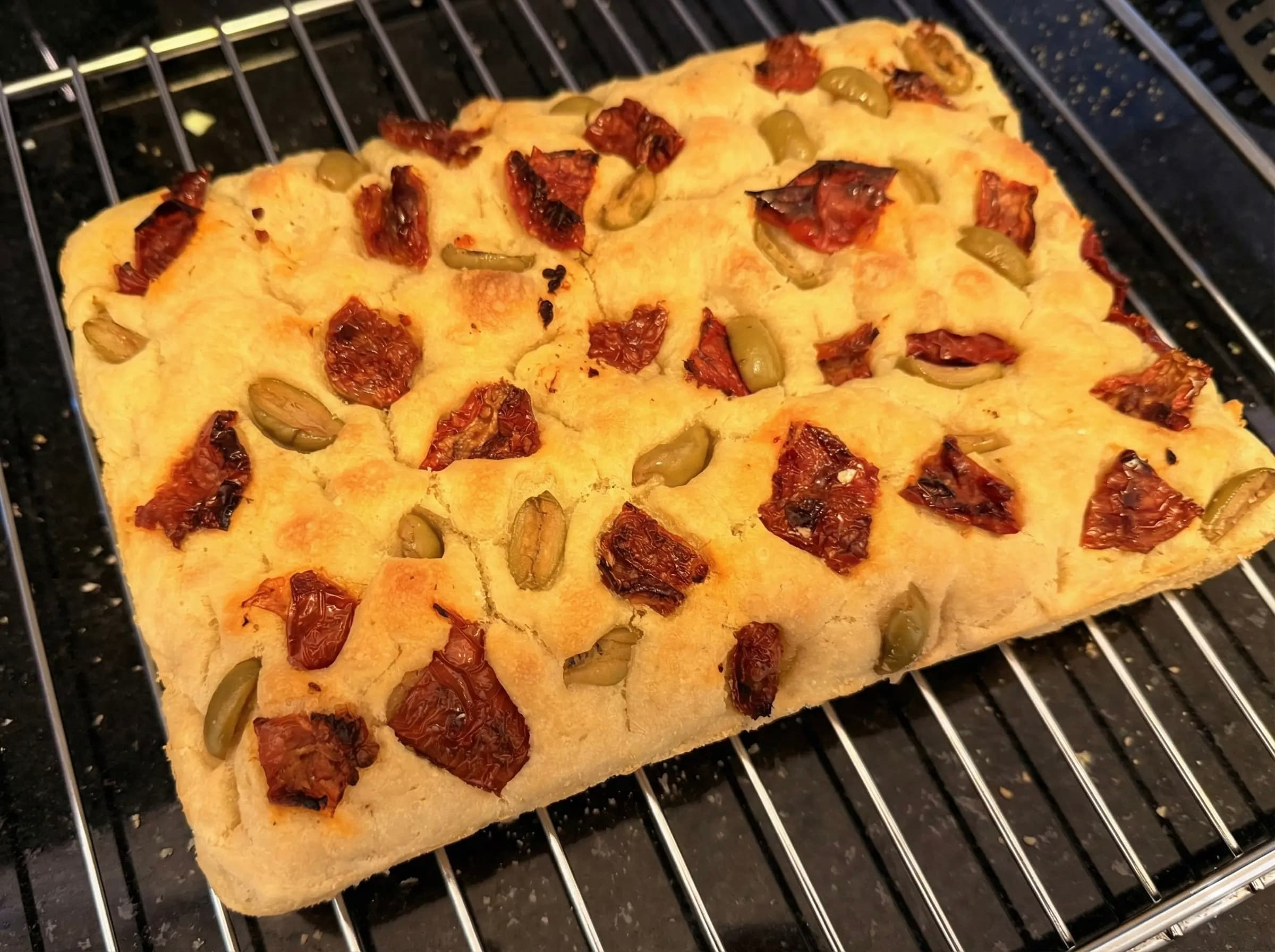 Focaccia aux tomates et olives